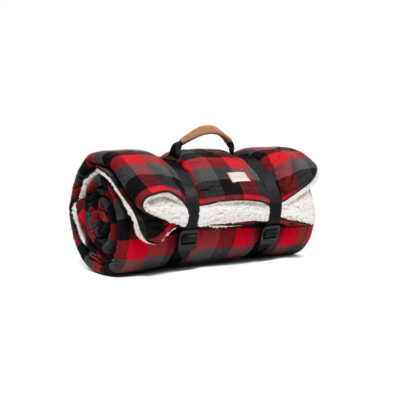 Gerollte Buffalo Plaid Sherpa Decke mit Tragegriffen und Riemen.