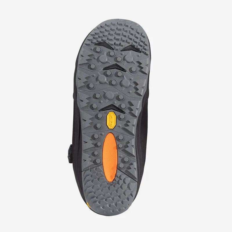 Detailaufnahme der B.F.T Vibram Approach Aussensohle des Nidecker Index Snowboard Boots. Die Sohle ist Grau mit orangenem Akzent.