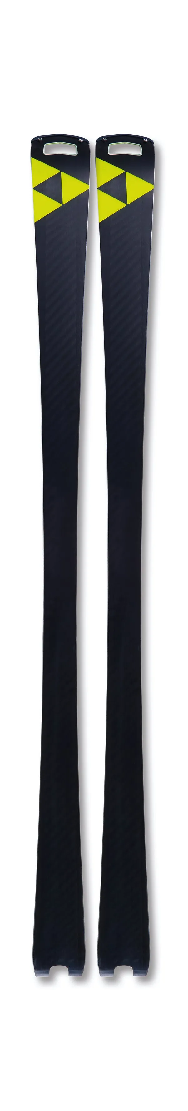 Deux skis RC4 Worldcup SC, debout, avec des triangles jaunes au bout des skis et une taille étroite.