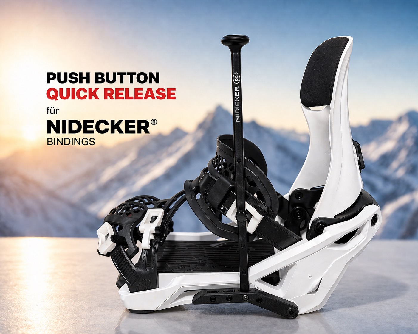 Weiße und schwarze Nidecker Snowboardbindung mit „PUSH BUTTON QUICK RELEASE“-Mechanismus auf heller Oberfläche vor winterlicher Berglandschaft mit verschneiten Gipfeln und warmem Sonnenauf- oder -untergang.