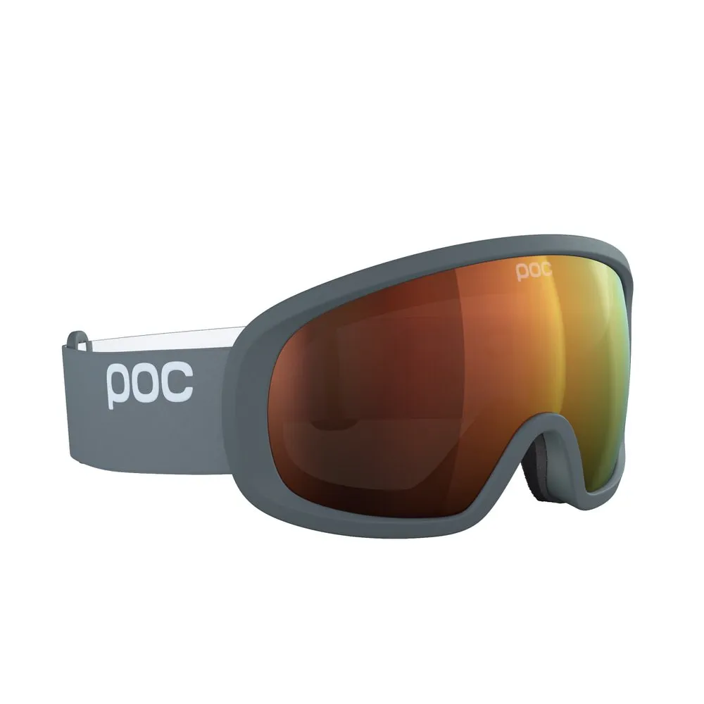 Graue POC Fovea Clarity Skibrille mit orange verspiegelter, torischer Scheibe und weißem Logo am Band.