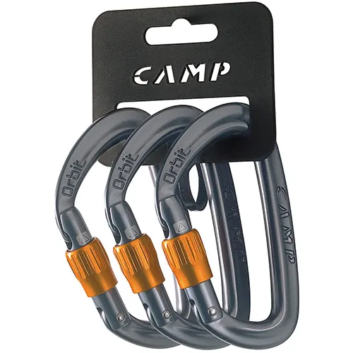 Trois mousquetons Orbit Lock gris CAMP avec des fermetures orange sur une carte en carton noir.