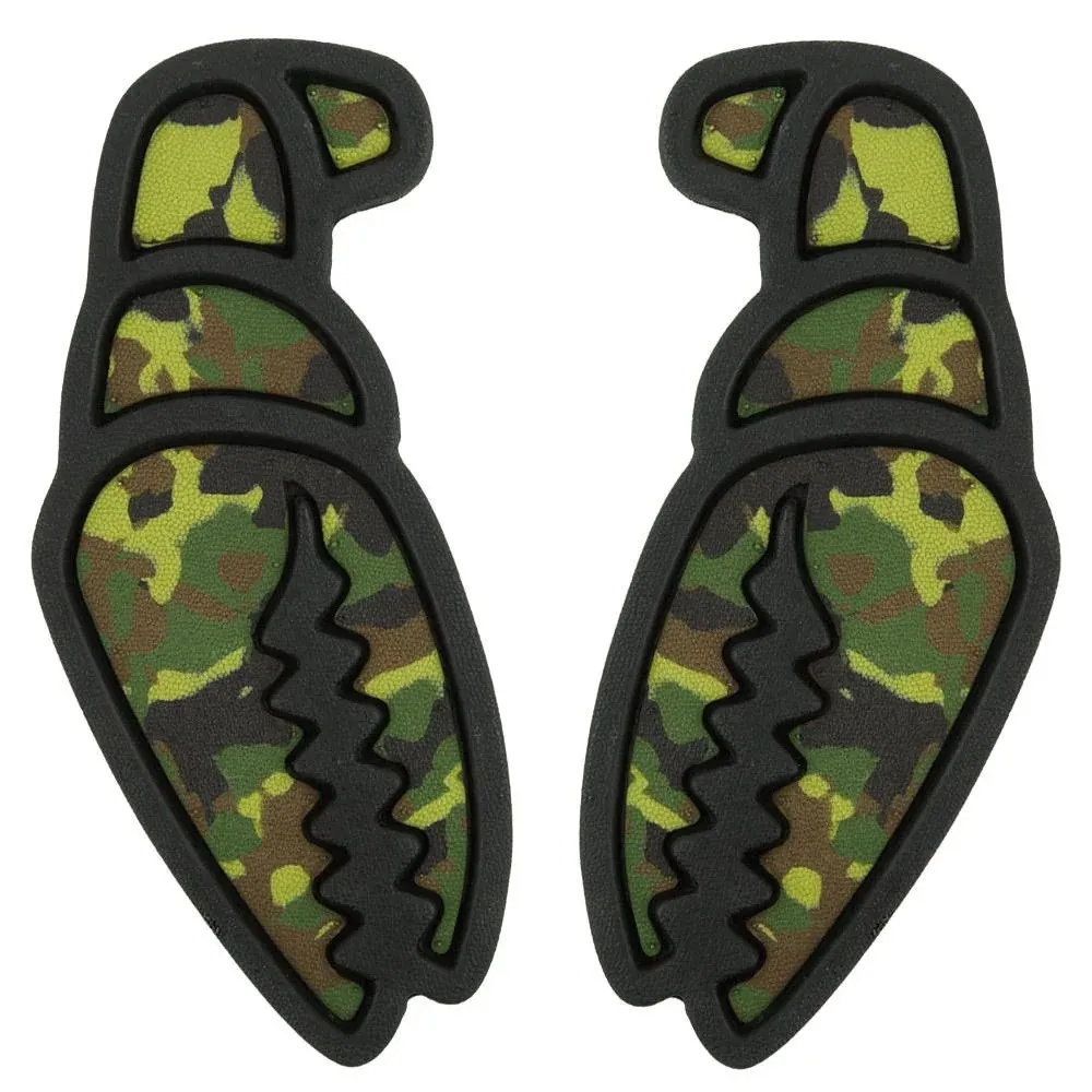 Due stomp pad identici per snowboard, simili a chele di granchio, con motivo mimetico nei toni del verde, del marrone e del nero. Con bordo nero e superficie ondulata antiscivolo per la massima aderenza. Set Mega Claw Camo.