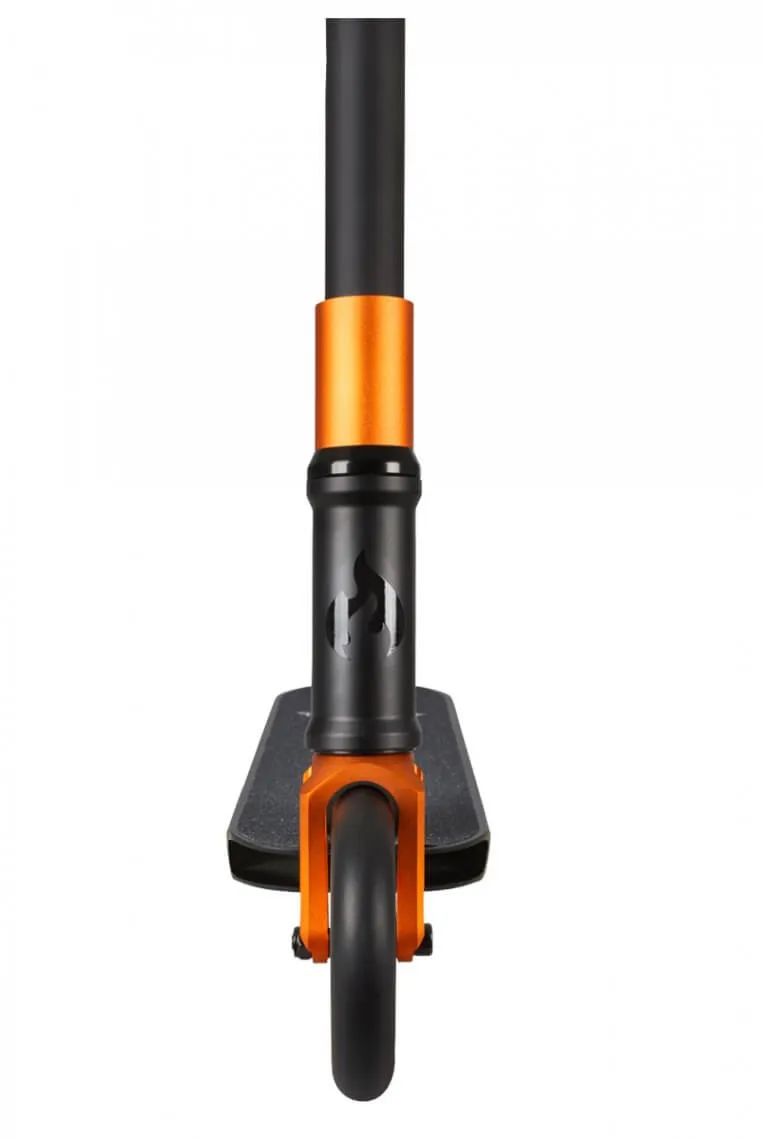 Close-up: Chilli Pro Scooter Reaper Reloaded, handlebars black, fork gold-colored, front wheel.