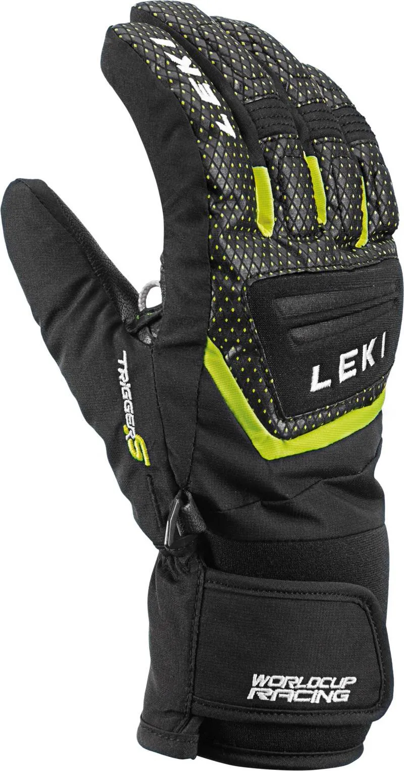 Nahaufnahme eines schwarzen Leki Worldcup S Junior Skihandschuhs mit gelben Akzenten und Trigger S System.