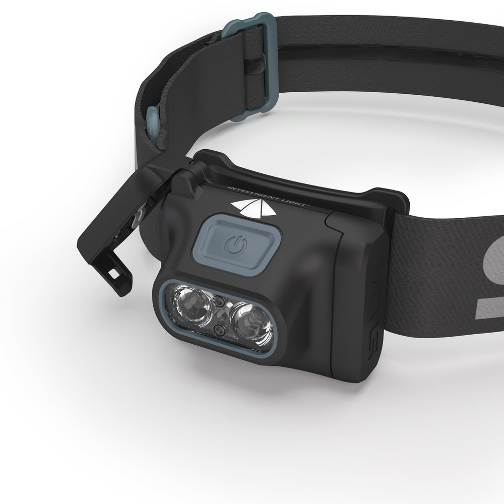 Nahaufnahme der Silva Scout 3XT Stirnlampe mit schwarzem Stirnband und zwei LED-Lichtern. Ein Knopf mit Ein/Aus Symbol ist sichtbar.