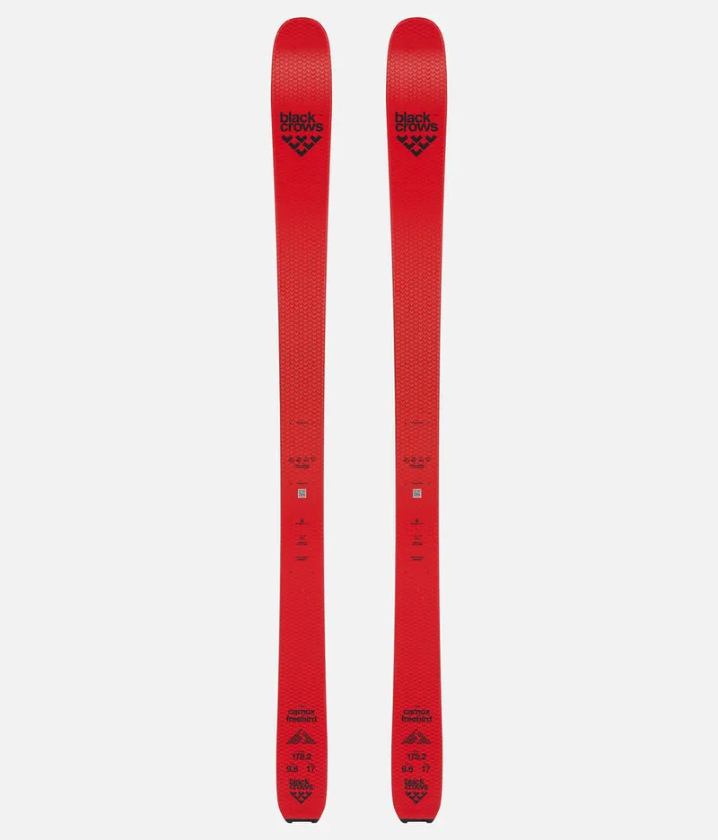 Deux skis de randonnée rouges Black Crows Camox Freebird, photographiés de haut en bas, avec le logo de la marque.