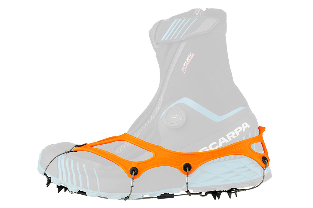 Nahaufnahme von Trail 2.4 Schuhkralle mit Stahlspitzen auf einem Schuh. Orangefarbene Befestigungselemente sichtbar.