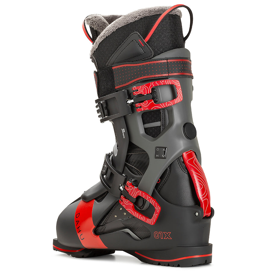 Chaussure de ski noire Dahu Chaussure de ski noire Dahu Ecorce 01X vue de côté, avec des accents et des boucles rouges, ainsi qu'une tige grise.