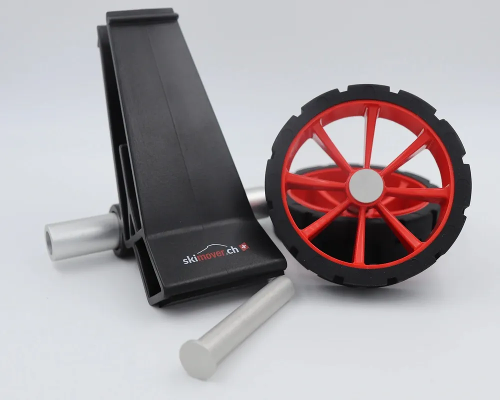 Skimover Traveller Pro: Schwarzer Skihalter mit silberner Achse und rotes Rad mit schwarzem Reifen.