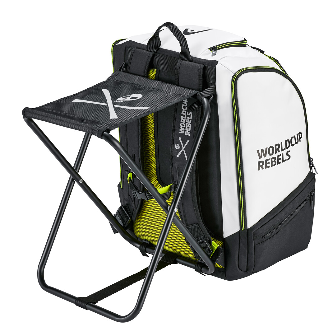 Rebels Coaches Backpack mit integriertem, ausgeklappten Stuhl. Schwarz-weißes Design mit Aufdruck.