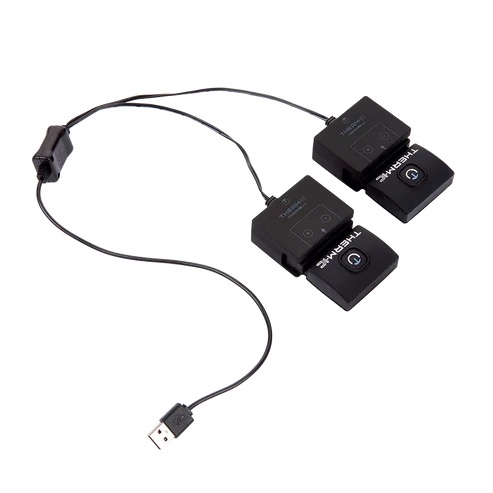 Zwei schwarze, elektronische Geräte mit Kabeln und USB-Anschluss, die Heizregler ähneln, liegen auf einem weißen Hintergrund.