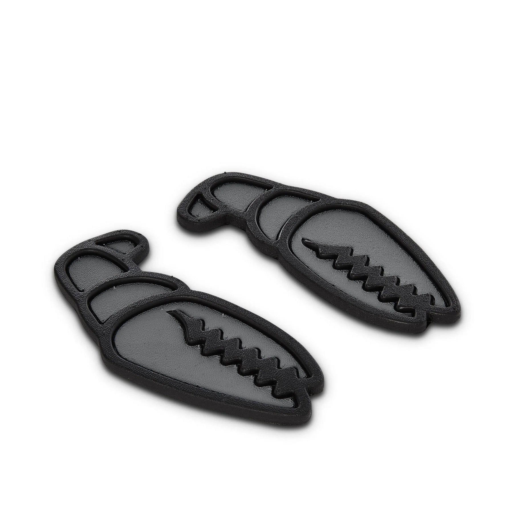 Zwei schwarze, krabbenklauenförmige Snowboard Stomp Pads mit griffiger Schaumstoffoberfläche. Jedes Pad hat eine gezackte Gripples-Struktur für maximalen Halt. Matt-schwarzes Stealth Mode Design verhindert Abrutschen.
