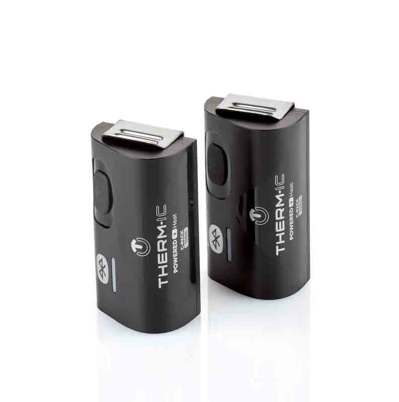 Zwei schwarze Therm-ic C-Pack 1300 B Akkus mit Metallaufsatz stehen auf einer weißen Oberfläche.