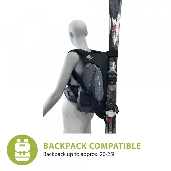 Mannequin portant un Skiback Cordura Light noir avec des skis sur le dos, vue latérale.