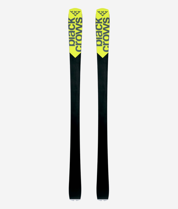 Schwarze Ski Octo von Black Crows mit gelbem Logo, nebeneinander stehend auf weißem Hintergrund.