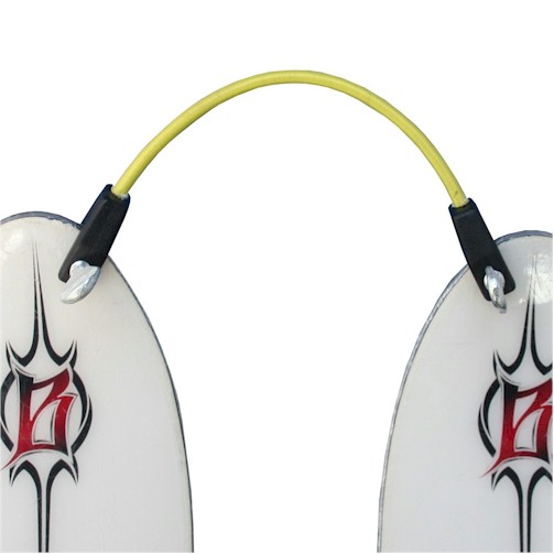 Skistabilisierung Wedge LuckyBums Easy Wedge Detail: Gelbe Bungee-Schnur verbindet Skispitzen mit schwarzen Halterungen, um den Pflug zu stabilisieren.