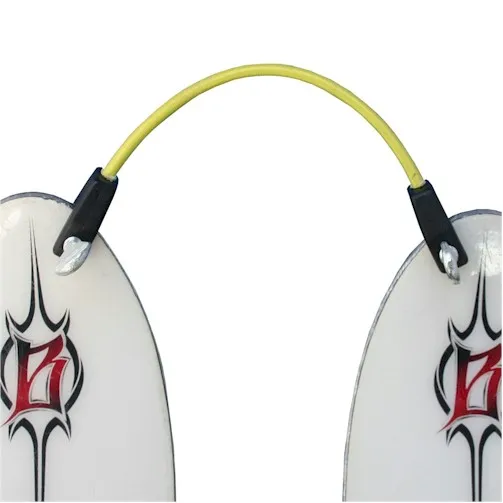 LuckyBums Easy Wedge Detail: Gelbe Bungee-Schnur verbindet Skispitzen mit schwarzen Halterungen, um den Pflug zu stabilisieren.