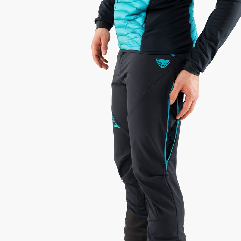 Nahaufnahme: Dynafit TLT Touring DST Hose in Blueberry/Marine Blue mit blauem Reißverschluss am Bein.