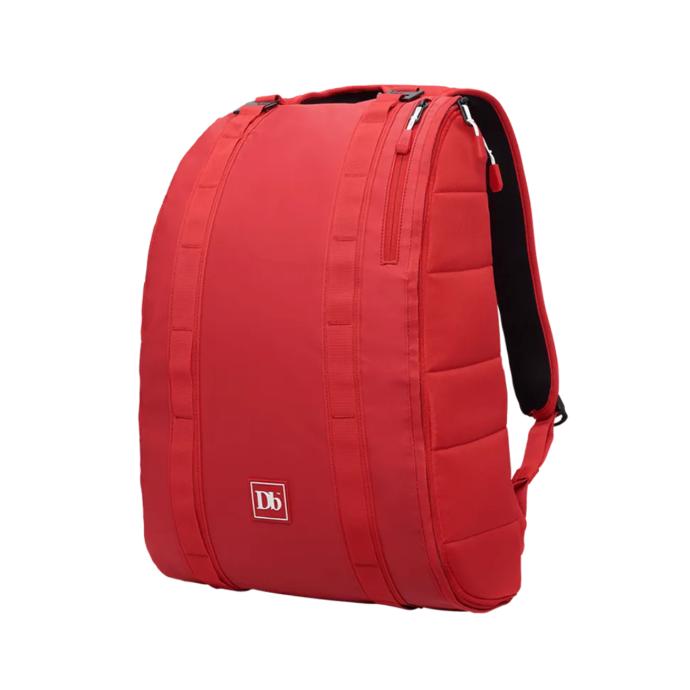 Roter Douchebags The Base 15L Rucksack, seitliche Reißverschlüsse, Tragegurte und Logo.