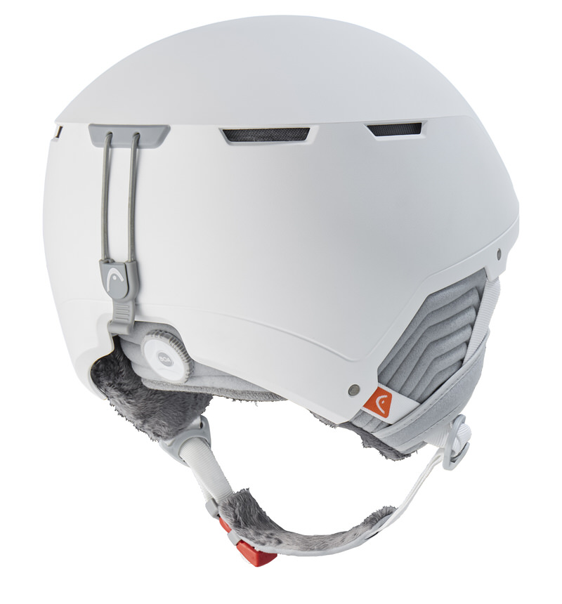 Weißer Skihelm, Seitenansicht mit Details zu Belüftung, Ohrenpolstern und Verstellmechanismus.