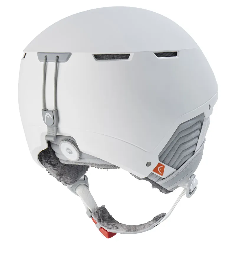 Casco da sci bianco, vista laterale con dettagli della ventilazione, dei cuscinetti auricolari e del meccanismo di regolazione.