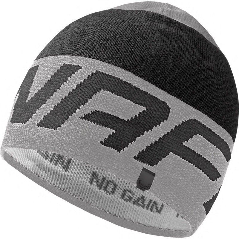 Grau-schwarze Dynafit Radical Beanie Mütze mit großem Dynafit-Logo und kleinem Totenkopf-Logo.