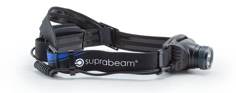 Dunkelgraue Suprabeam V3 air Stirnlampe mit verstellbarem, schwarzem Kopfband und seitlichem Batteriefach.