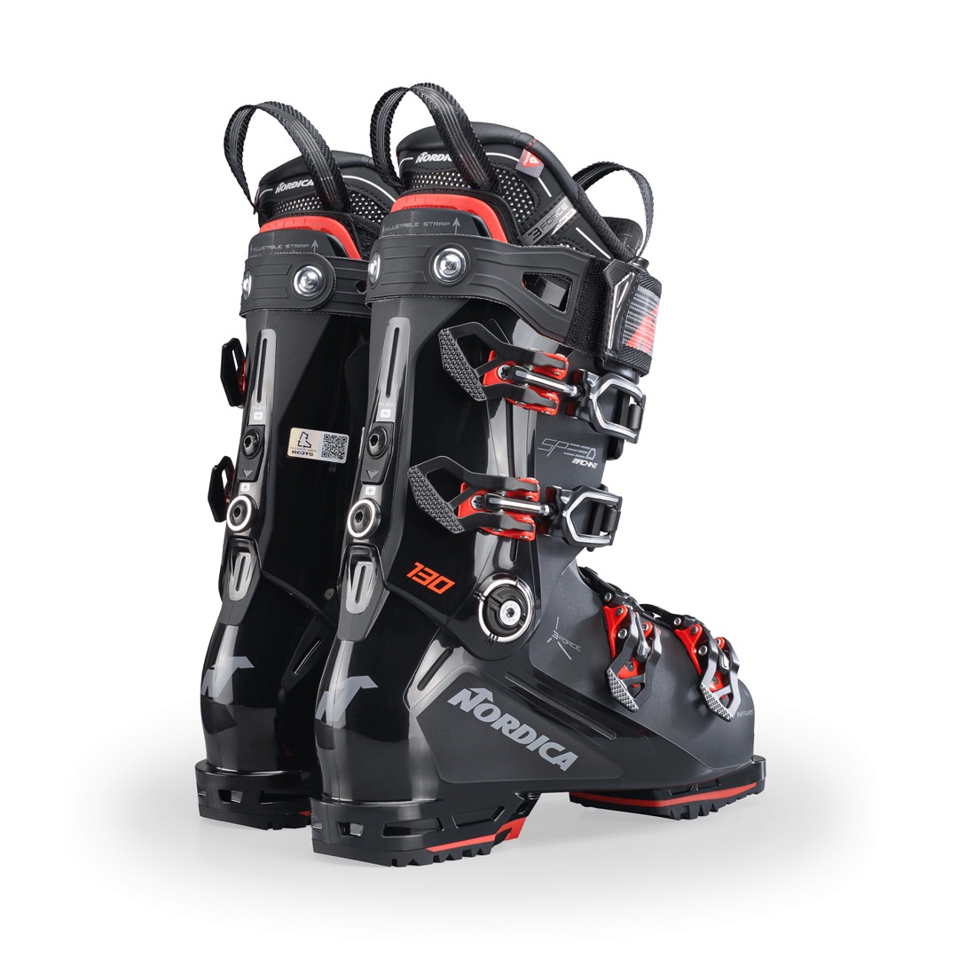 Nordica Speedmachine 130 GW Schwarze Nordica Speedmachine 3 130 GW Skischuhe von hinten, mit roten Akzenten und Schnallen.