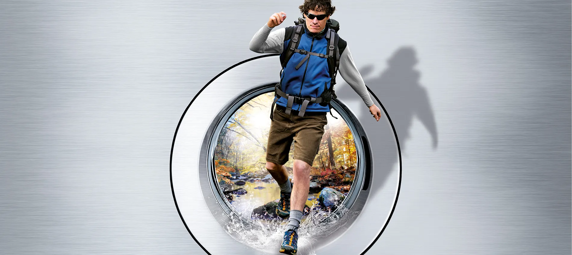 Ein Mann mit Rucksack springt durch ein kreisrundes Portal in eine Herbstlandschaft mit Bach.