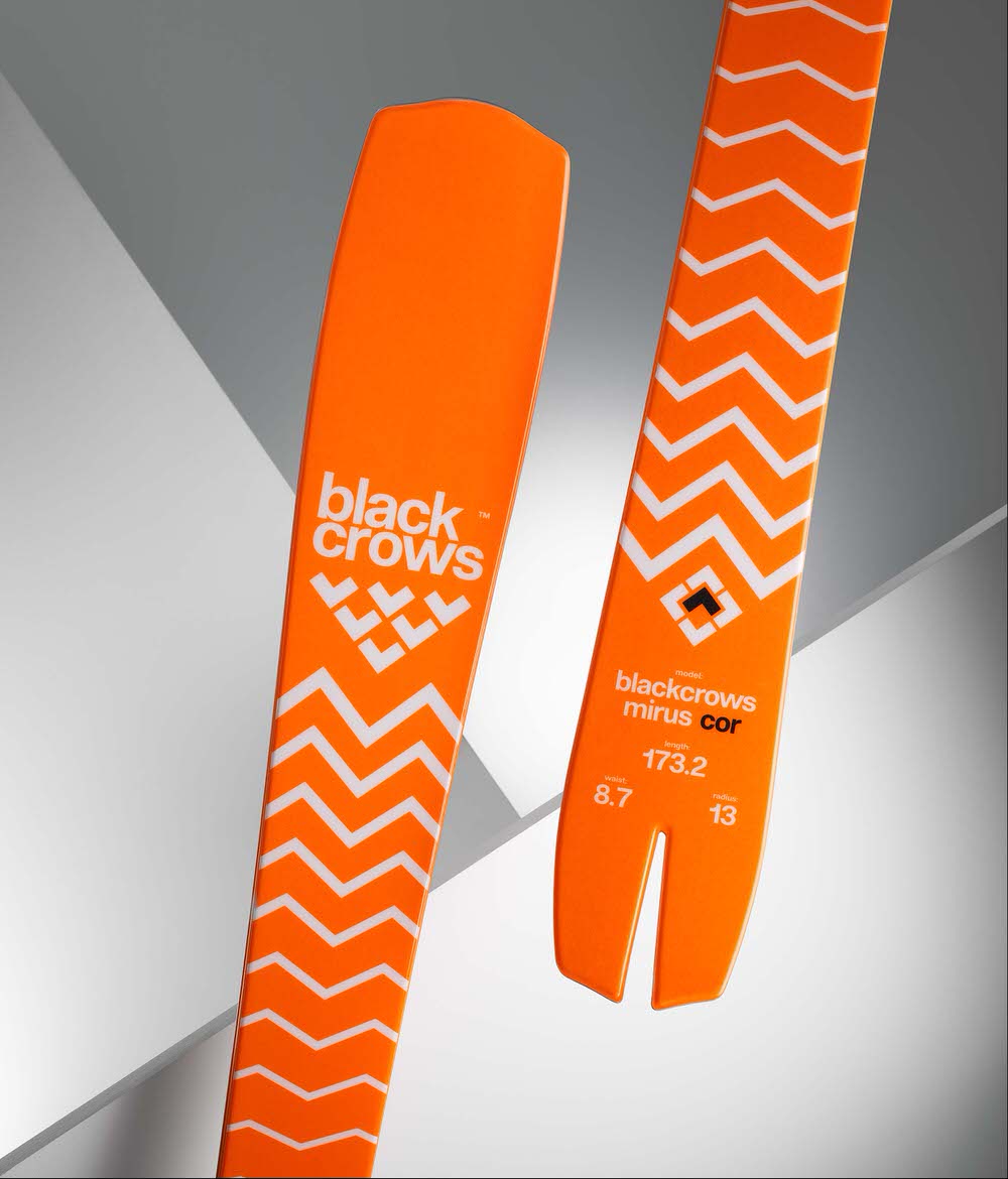 Orange Black Crows Mirus Cor Ski, Detailaufnahme der Skienden mit geometrischem Muster und Produktinformationen.
