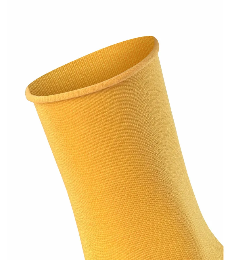 Nahaufnahme einer Active Breeze Damen Socke in Senfgelb mit Rollbündchen.