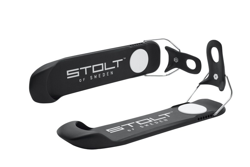 BootSki neri STOLT Due BootSki neri Solid Black con attacchi, di marca "STOLT of Sweden", appoggiati l'uno sull'altro su uno sfondo bianco.