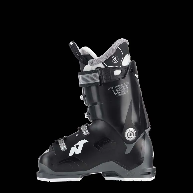 Schwarzer Skischuh Nordica Speedmachine Heat 85 W von der Seite, mit vier Schnallen, weißem "N"-Logo und grauem Innenfutter.