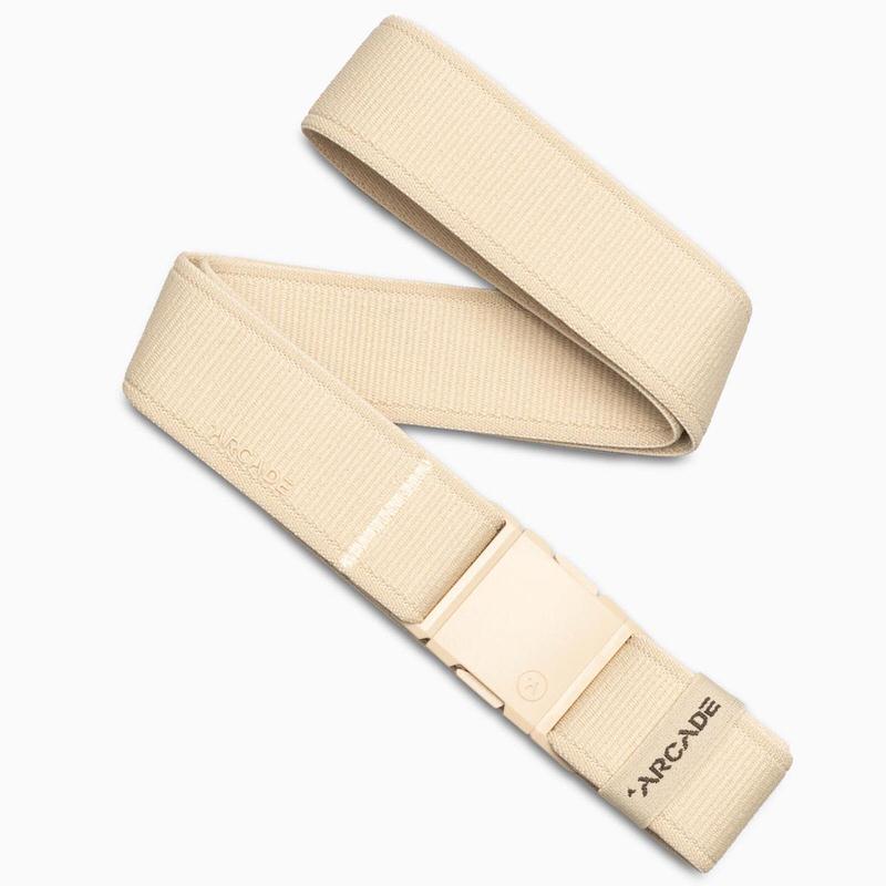Ceinture beige Arcade Atlas Ceinture beige Arcade Atlas avec boucle robuste et matériau stretch, en diagonale sur fond clair.