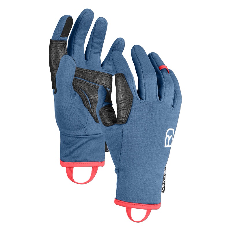 Blaue Ortovox Fleece Light Gloves, Handinnenflächen mit schwarzem Leder verstärkt, rote Schlaufe am Handgelenk.