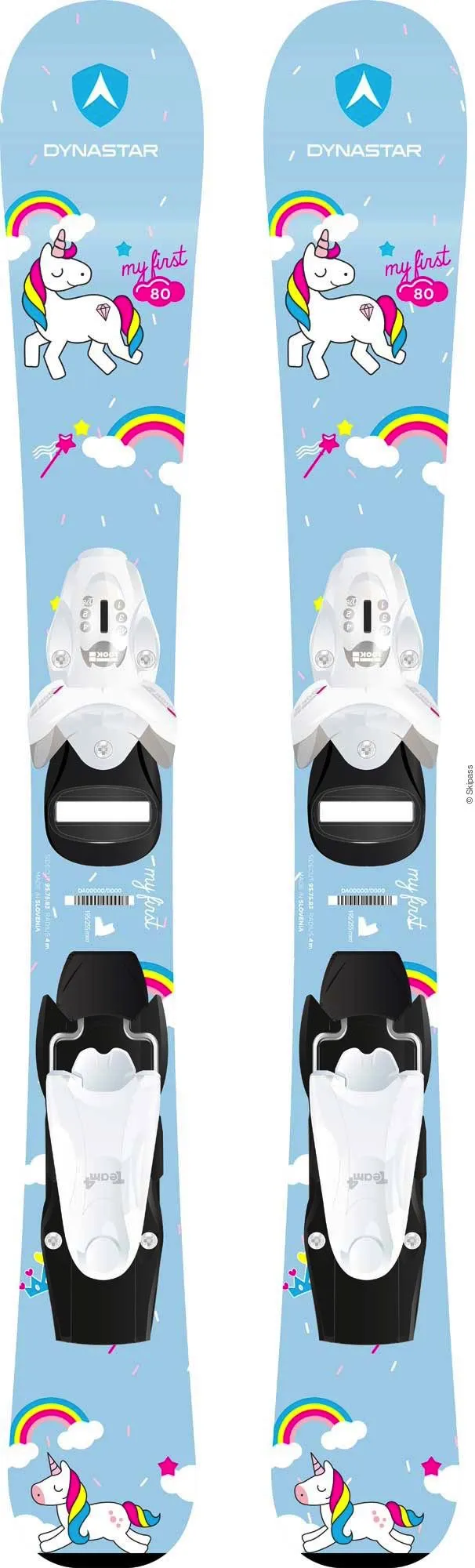 Zwei Dynastar My First Unicorn Ski mit Einhorn-Motiv und Bindung auf hellblauem Grund.
