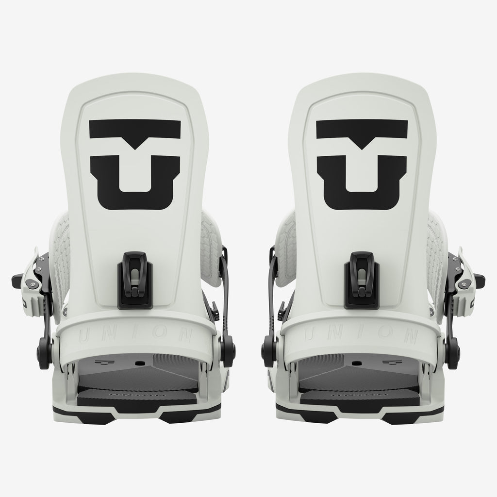 Union Force Bindungen Frontale Ansicht von zwei Union Force Sand Snowboardbindungen auf weißem Hintergrund.