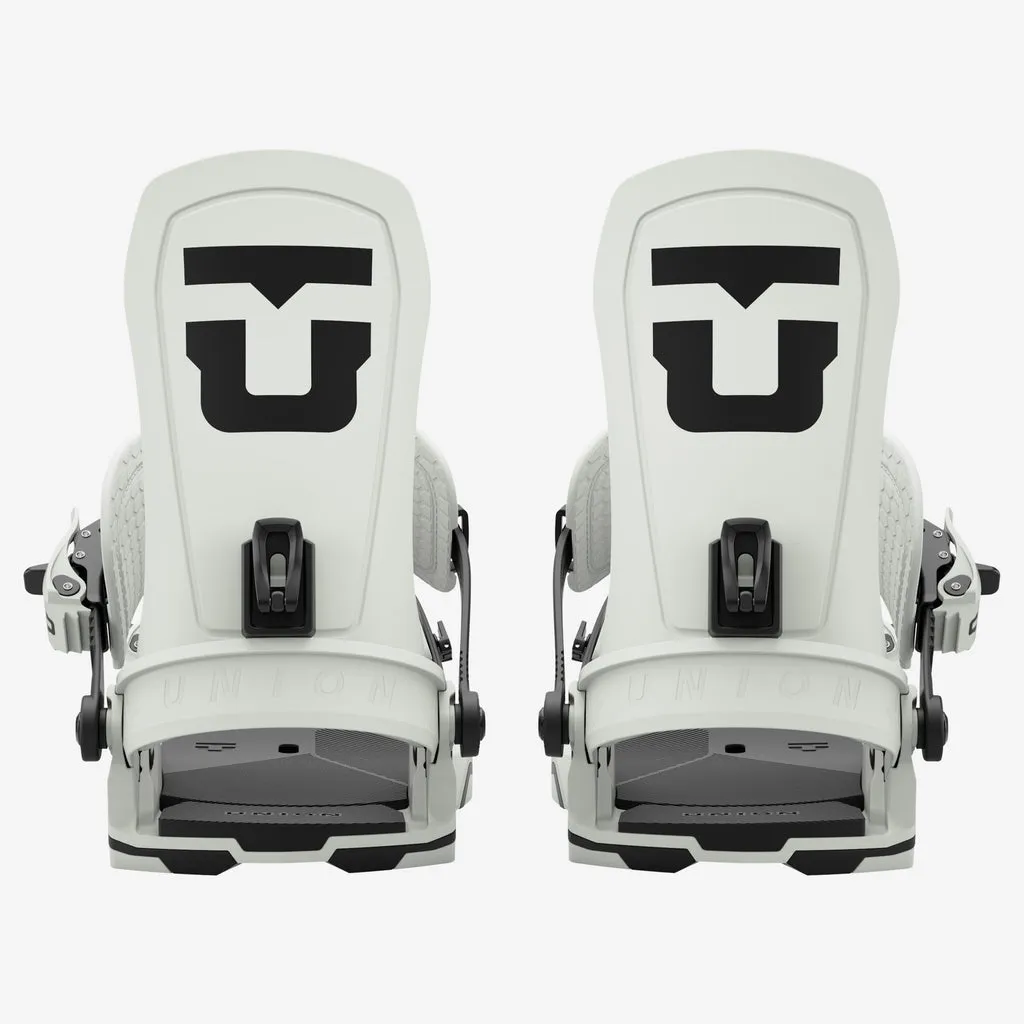 Frontale Ansicht von zwei Union Force Sand Snowboardbindungen auf weißem Hintergrund.