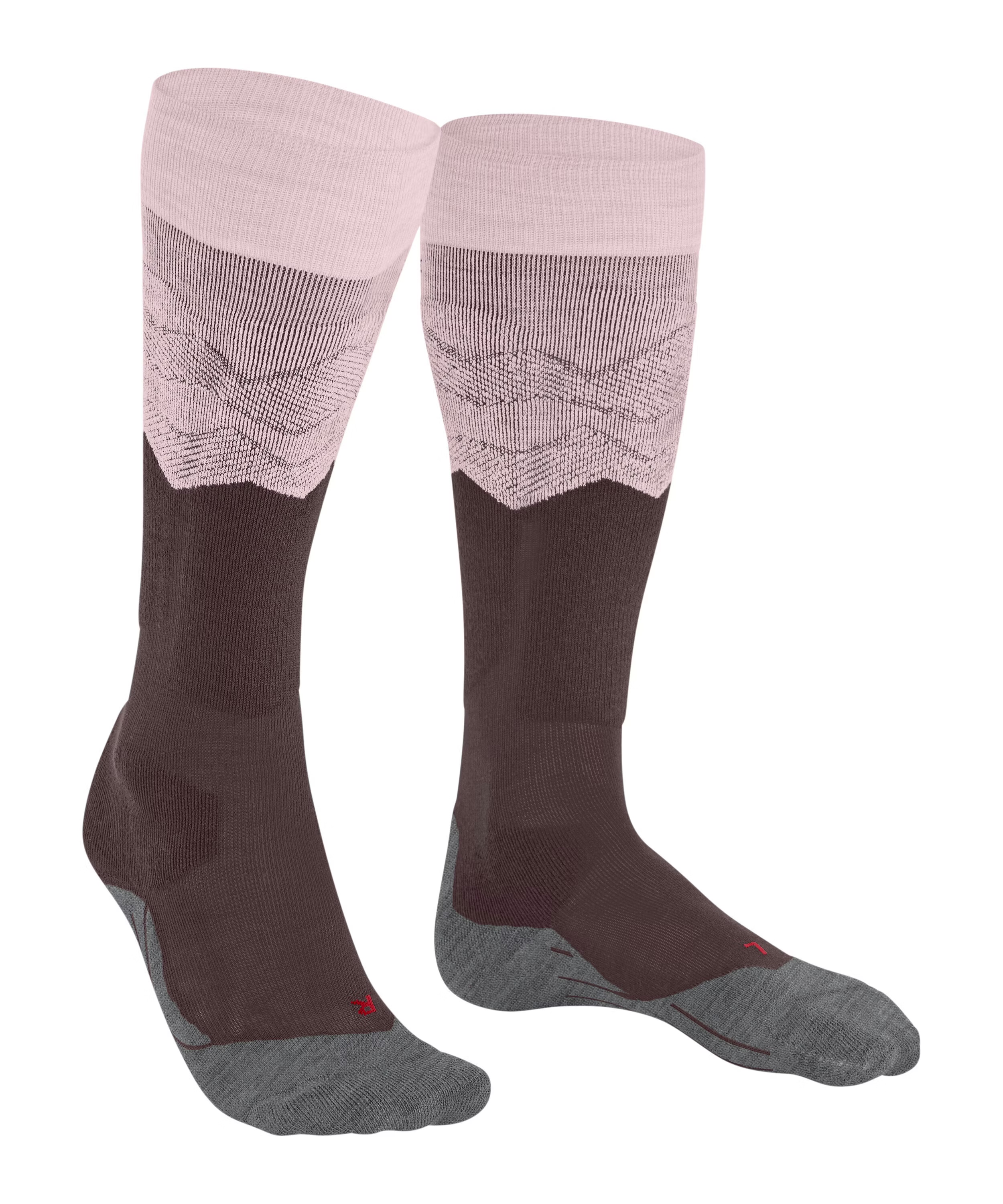 Zwei kniehohe Socken in Braun, Hellrosa und Grau. Der Schaft ist hellrosa mit feinem, texturiertem Muster, das in dunkles Braun übergeht. Ferse, Sohle und Zehen sind grau. Rechts ein kleines rotes "R" am Zeh.