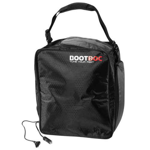 Schwarze Skischuhtasche mit Tragegurt, 'BOOTDOC' Aufdruck und Stromkabel mit Adapter.