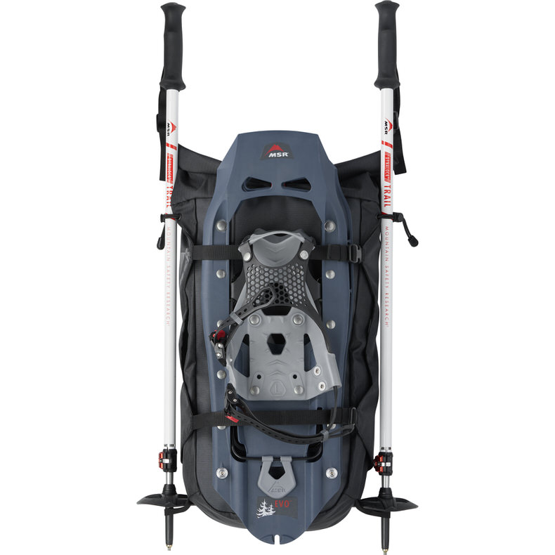 MSR Evo Trail Schneeschuhe und Trekkingstöcke an einem Rucksack befestigt.