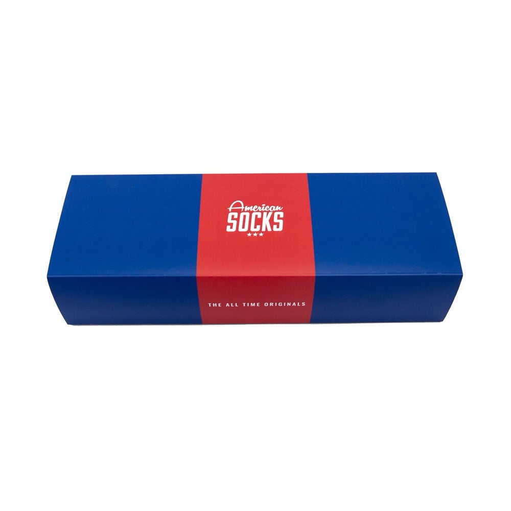 Blaue Geschenkbox mit rotem Band. Auf dem Band ist das Logo von "American Socks" und "The All Time Originals" zu sehen.
