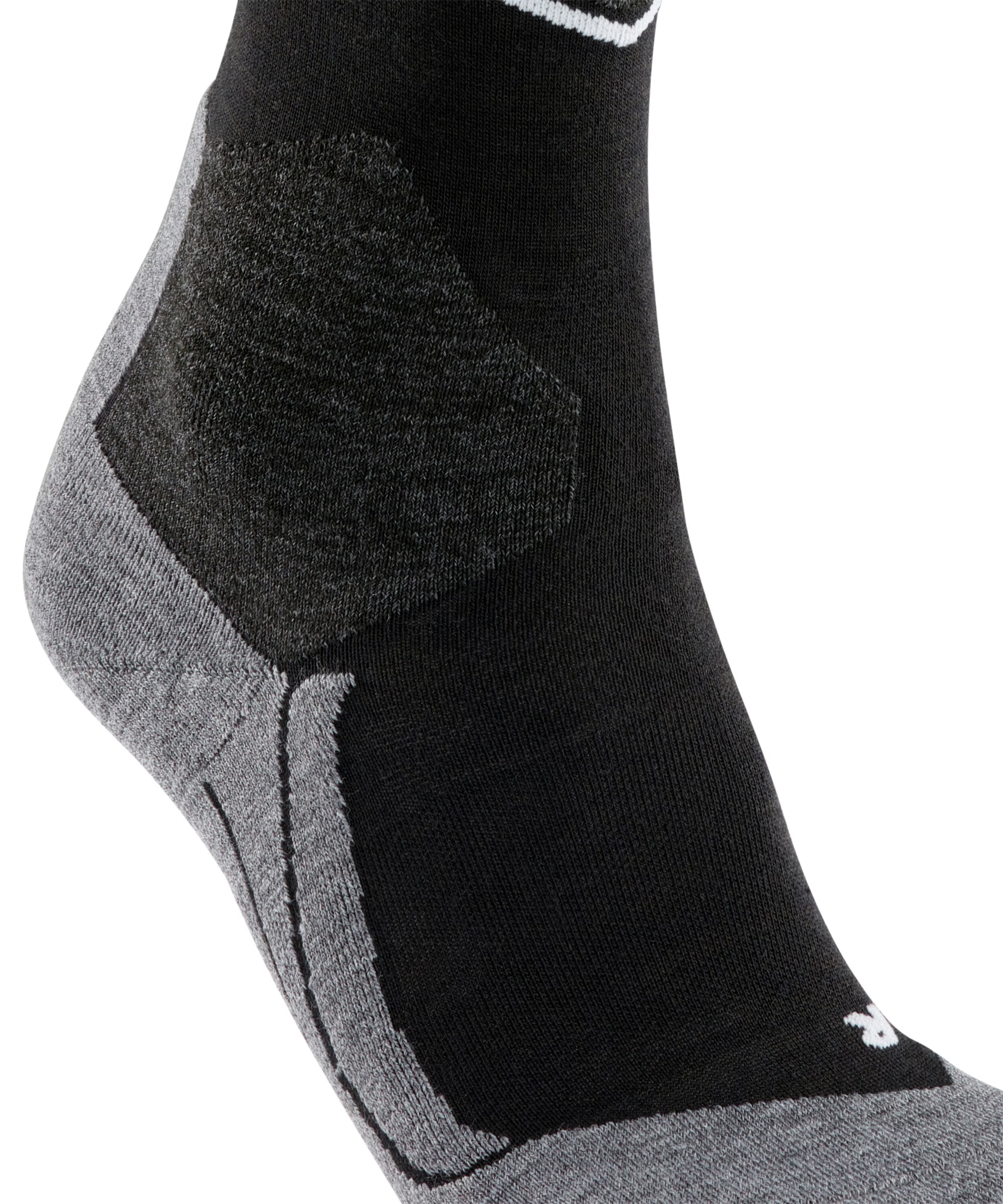 Detailaufnahme eines schwarzen Knöchelsockens von Ferse bis Mittelfuß. Graue Strickbereiche an Ferse und Fußgewölbe deuten Stütze an. Deutliche Strickmuster/Texturen zeigen Komfort und Atmungsaktivität. Weißes Logo am Rand.