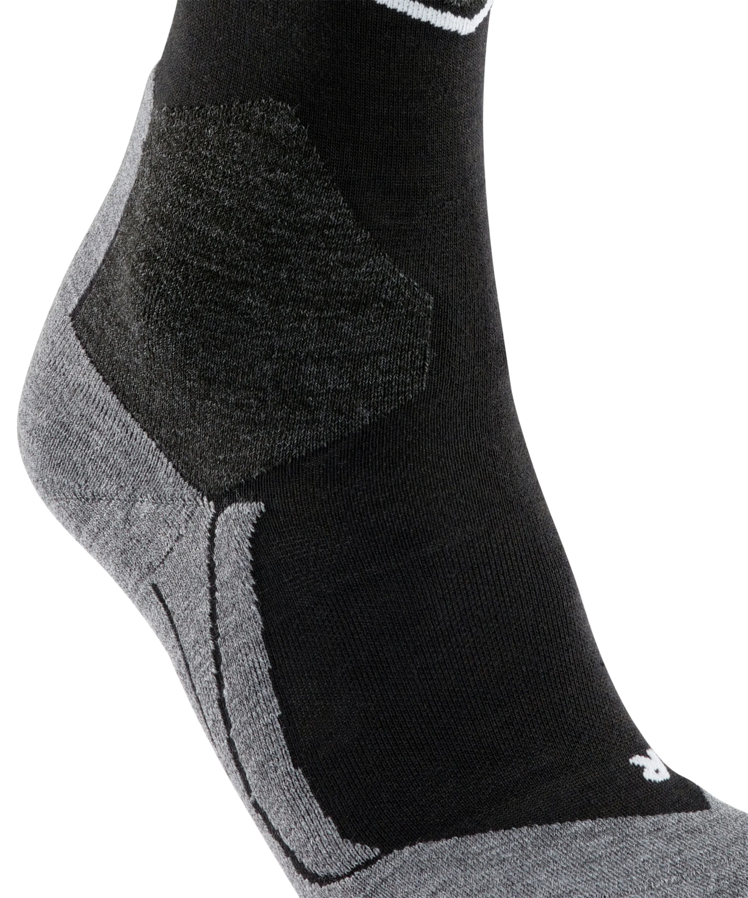 Detailaufnahme eines schwarzen Knöchelsockens von Ferse bis Mittelfuß. Graue Strickbereiche an Ferse und Fußgewölbe deuten Stütze an. Deutliche Strickmuster/Texturen zeigen Komfort und Atmungsaktivität. Weißes Logo am Rand.