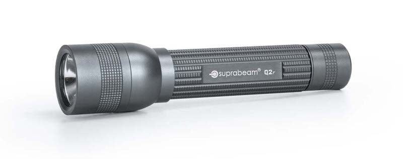 Graue Suprabeam Q2r LED Taschenlampe, liegend auf hellem Grund. Auf der Seite steht der Markenname.