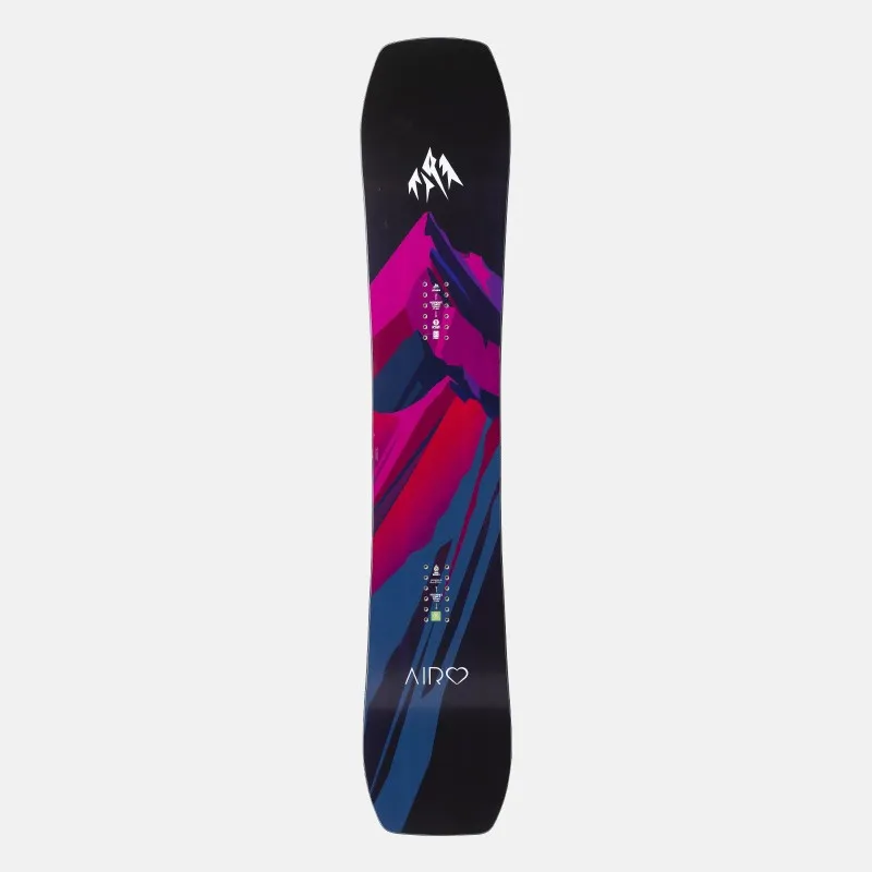 Snowboard Jones Airheart 2.0 avec un motif de montagne abstrait en rose, rouge et bleu sur fond noir.