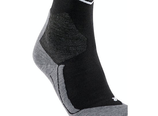 Falke SK4 Skisocke Detailaufnahme einer Falke SK4 Advanced Skisocke in Schwarz und Grau mit Polsterung am Knöchel.