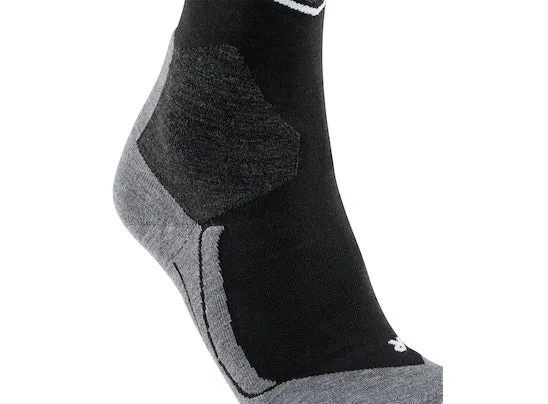 Detailaufnahme einer Falke SK4 Advanced Skisocke in Schwarz und Grau mit Polsterung am Knöchel.