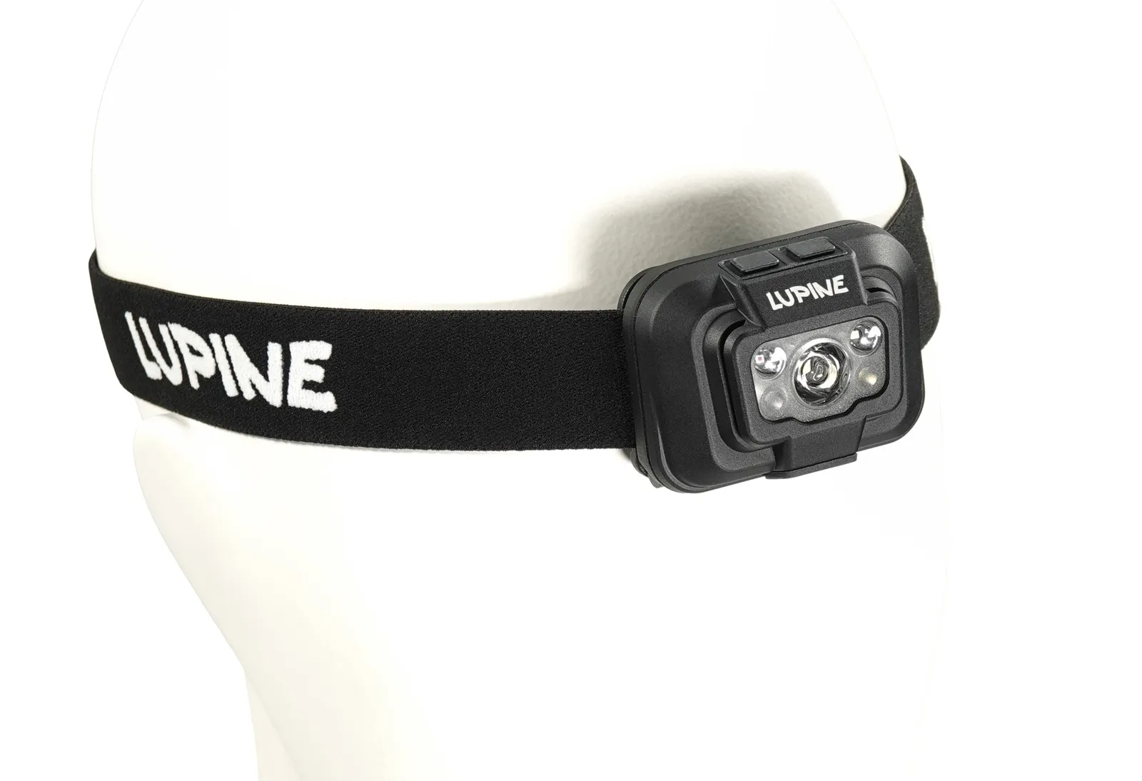 Gros plan de la lampe frontale Penta 4500k sur une tête blanche. Le bandeau noir porte l'inscription "Lupine".